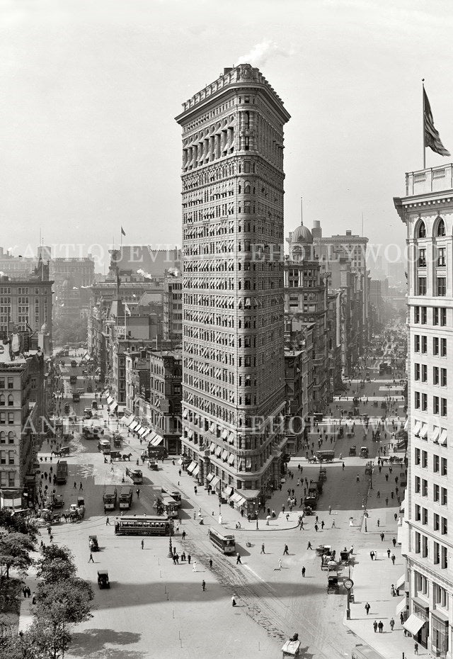 Manhattan, at the intersection of Broadway, Fifth Avenue, and 22nd Street, the Flatiron Building, known as the “iron”. A00070