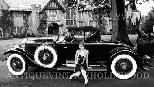 A classic Rolls-Royce roadster from the 1920s with white tires. A00006