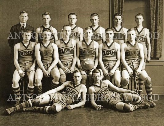 The Kansas Jayhawks men's basketball team during the 1920–1921 season. A00010