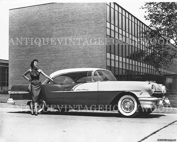 A 1950s Pontiac Star Chief. A00024