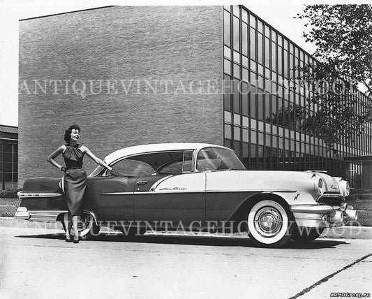 A 1950s Pontiac Star Chief. A00024