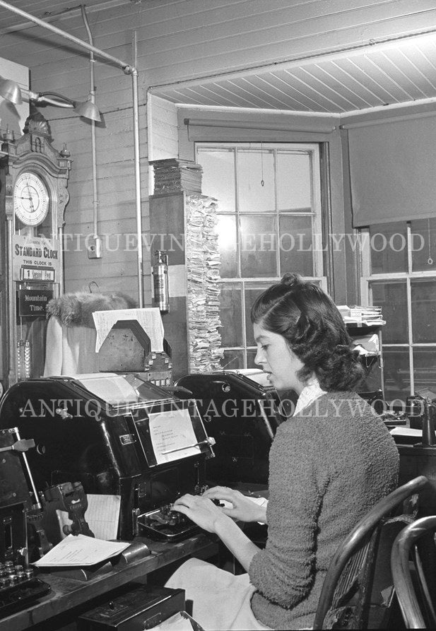 A teletype operator at the Santa Fe Railroad telegraph office in Seligman, Arizona, in March 1943. А00042