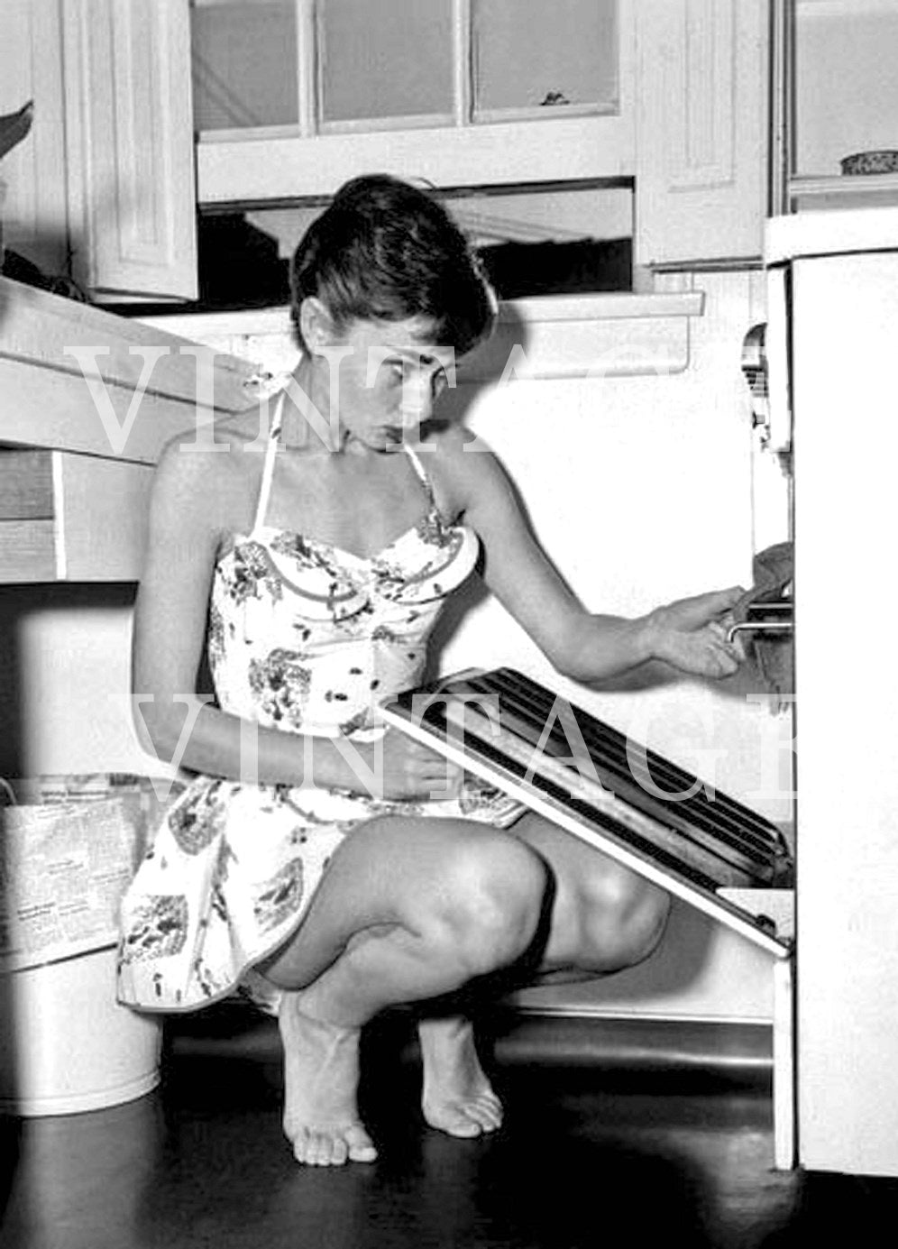 The legendary actress Audrey Hepburn in the kitchen in the 1950s. А00050
