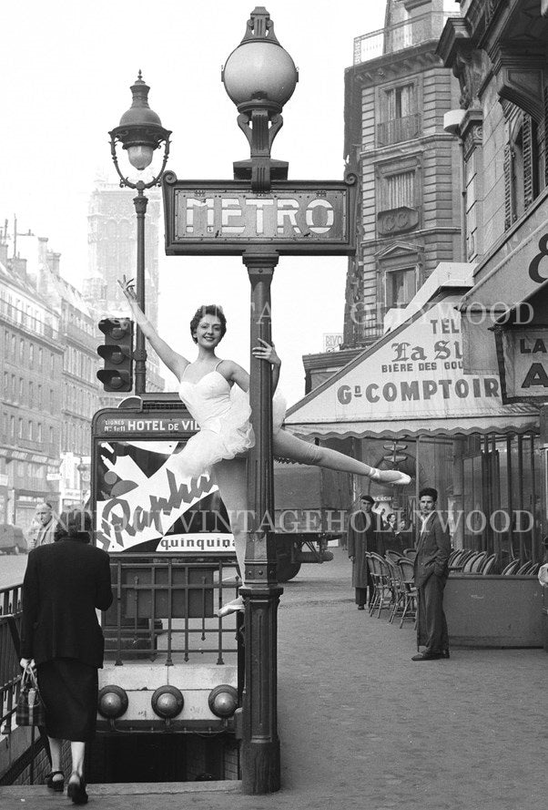 Street performers Jean-Louis Bert and Greta Bülow demonstrating their flexibility at the entrance to a Paris metro station, 1955. А00051