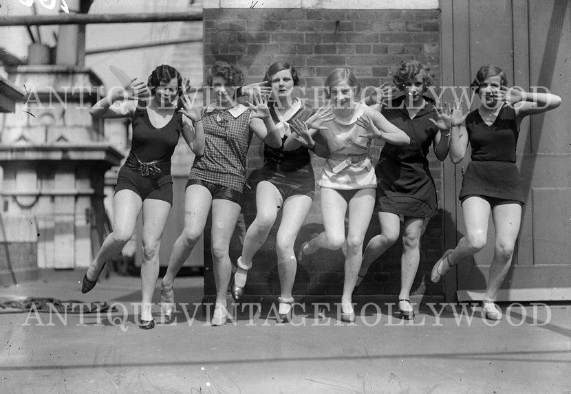 a group of six women in 1920s swimsuitsю А00052