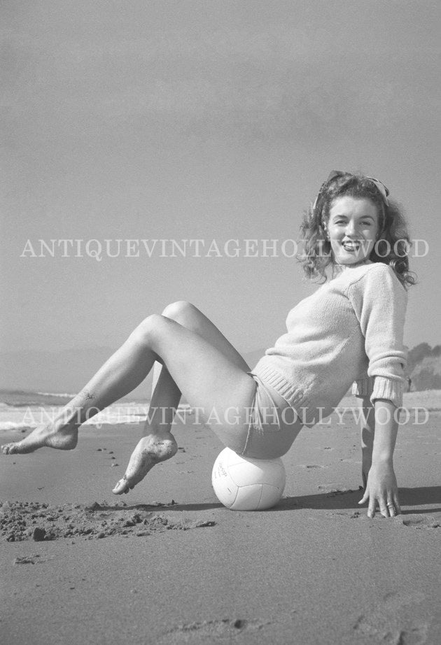 Marilyn Monroe at the beginning of her journey to worldwide fame. A00068
