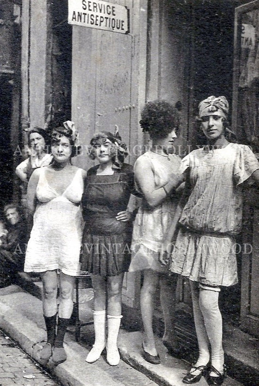 This historical photograph shows women at the entrance to a brothel in the red-light district of Marseille (France) in the early 20th century. А00078