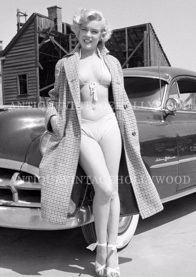 The legendary American actress and sex symbol Marilyn Monroe (circa 1951) standing in front of a Pontiac Chieftain. А00097