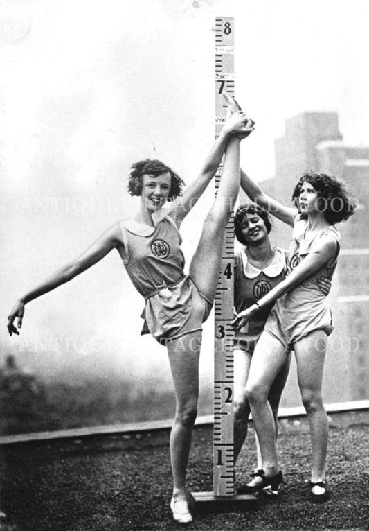 A group of female members of a dance or acrobatic troupe (presumably from the late 1920s to the early 1930s). А00098