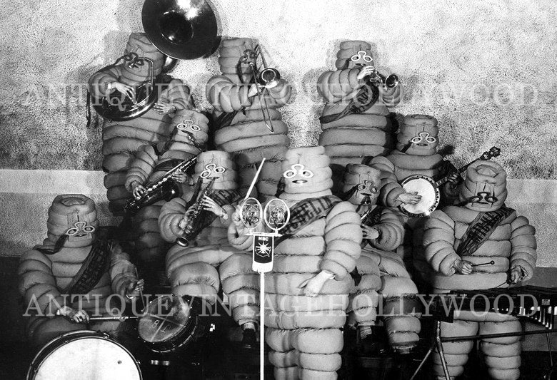 The Michelin Band (dressed as Bibendum, or the Michelin Man), at the premiere of the radio show *The Michelin Hour* on April 17, 1928. А00099